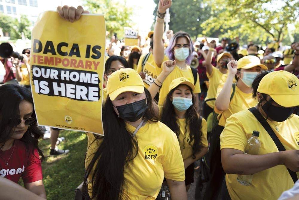Activistas se manifiestan en apoyo al programa DACA frente al Capitolio en Washington, 15 de junio de 2022