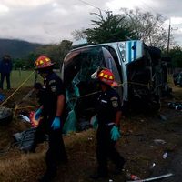 Choca autobús en el que viajaban hondureños repatriados; hay un muerto y 20 heridos