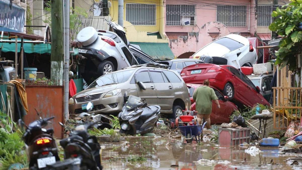Vehículos apilados tras una inundación provocada por el tifón Kalmaegi en ciudad Cebú, en el centro de Filipinas, el 4 de noviembre de 2025