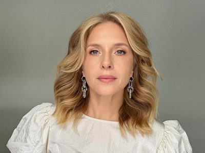 Con el denim como estandarte: Carla Peterson elige el pantalón más cómodo y chic para un outfit dominguero