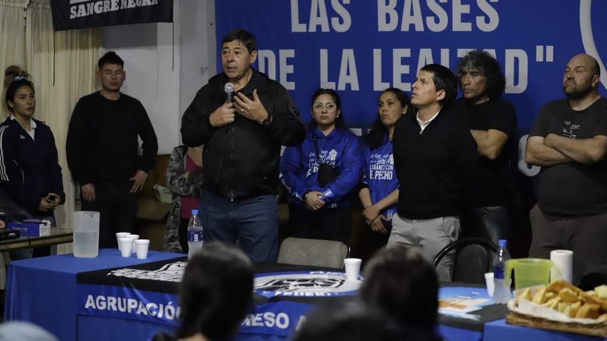 El secretario general del sindicato, Marcelo Rucci, fue uno de los oradores principales en el acto de Fuerza Neuquina. Fuente: (Prensa Fuerza Neuquina)
