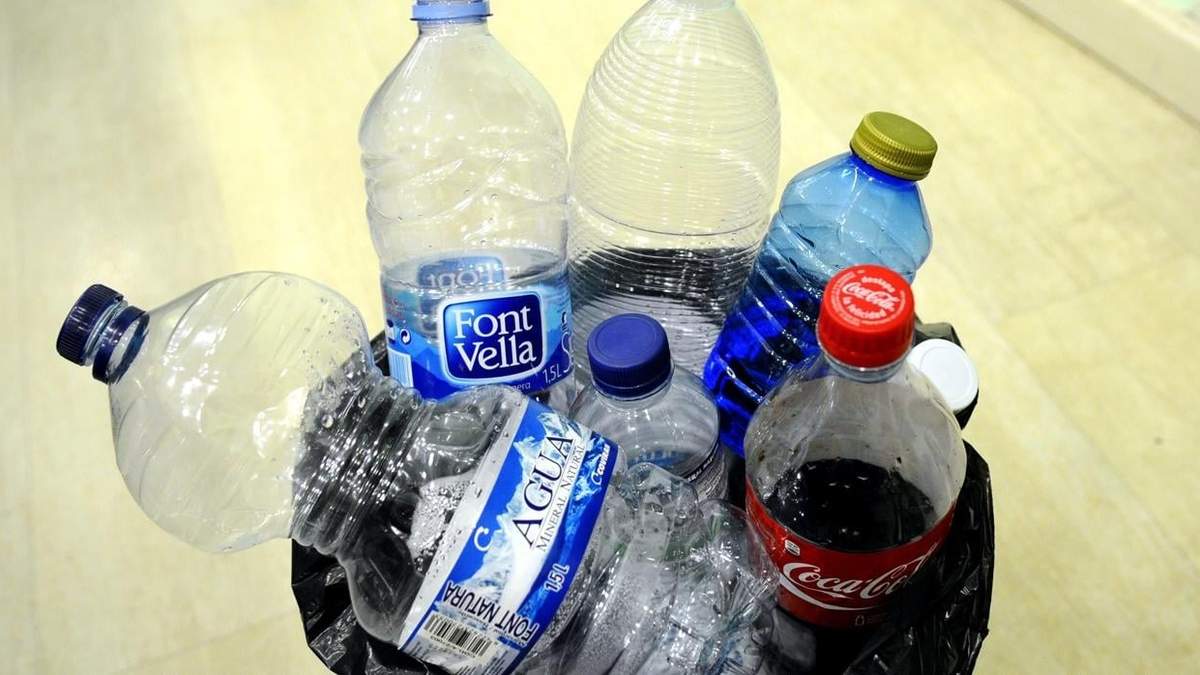 Botellas plásticas. Fuente: (X)