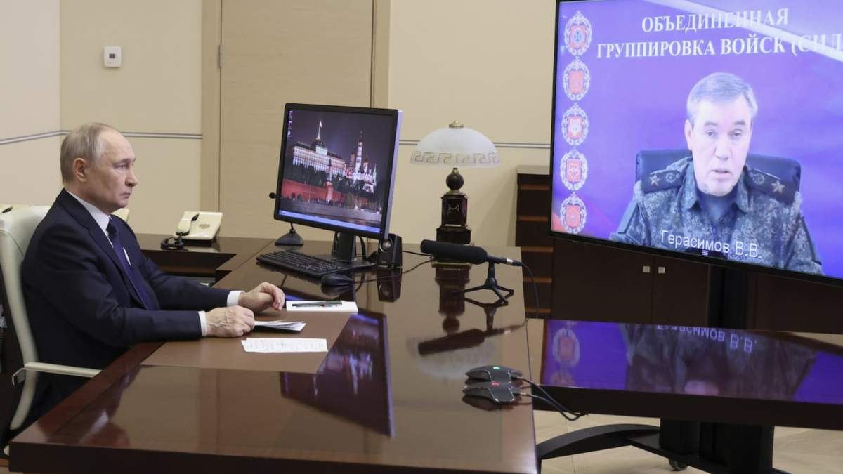 El presidente de Rusia, Vladímir Putin, escucha el reporte del jefe del Estado Mayor, el general Valery Gerasimov, sobre la expulsión de las tropas ucranianas de la región rusa de Kursk