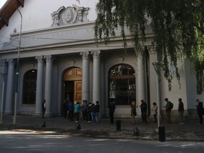 Ante un caso positivo, cierran la sede del Banco Nación