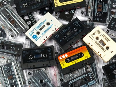 Si encontrás cassettes viejos en casa, desempolvalos y creá este original y coqueto portalápices