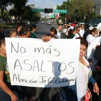Personal médico y administrativo de La Raza bloquea en demanda de seguridad
