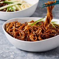 Jajangmyeon: el plato de fideos coreanos que se hace en sencillos pasos y llama la atención por su color