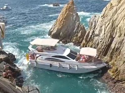 Un yate encalla y se hunde en La Quebrada de Acapulco (Videos)
