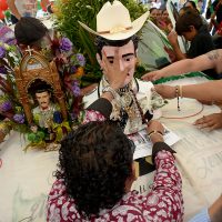 Acuden cientos a venerar a Malverde por su 107 aniversario luctuoso