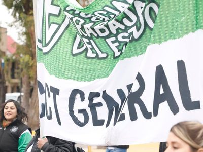 Trabajadores de UPEFE se mantienen en paro por contrataciones irregulares