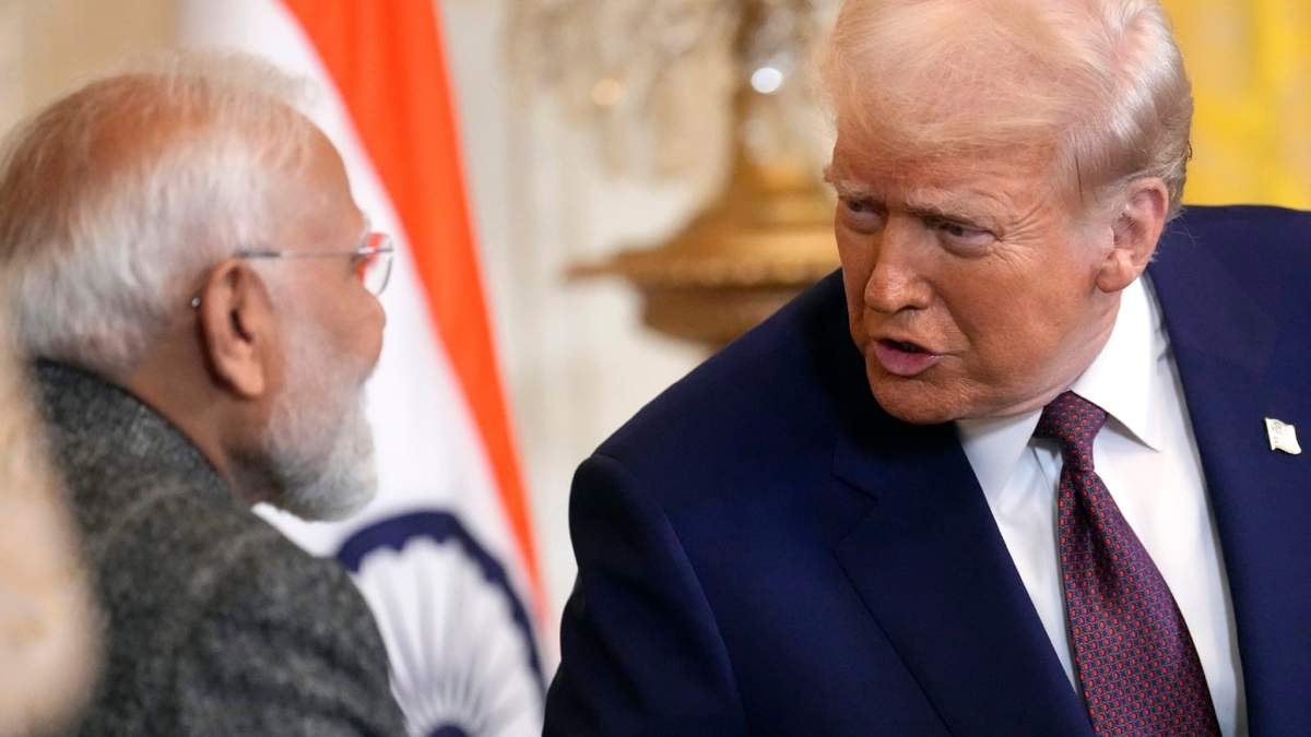 El presidente Donald Trump, derecha, habla con el primer ministro de India, Narendra Modi, durante una conferencia de prensa en el Salón Este de la Casa Blanca, en Washington