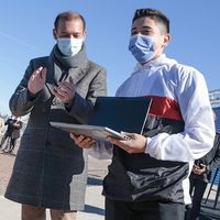 Omar Gutiérrez entregó computadoras de la Fundación YPF a estudiantes neuquinos