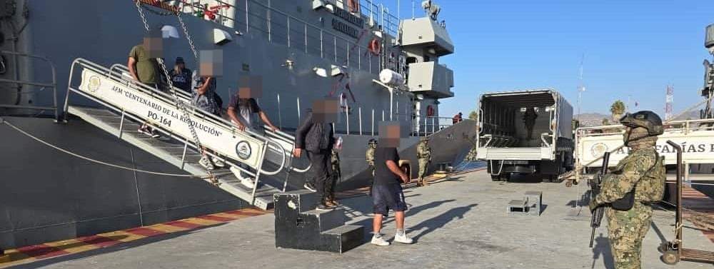 Rescatan a 17 personas que se encontraban a la deriva en una embarcación, al este del municipio de Playas de Rosarito, Baja California