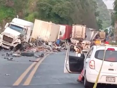 Chocan seis tráileres en la autopista Guadalajara-Colima; un muerto