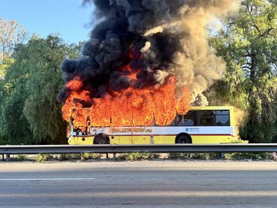 Fotos y videos del micro que se incendió en el Acceso Este