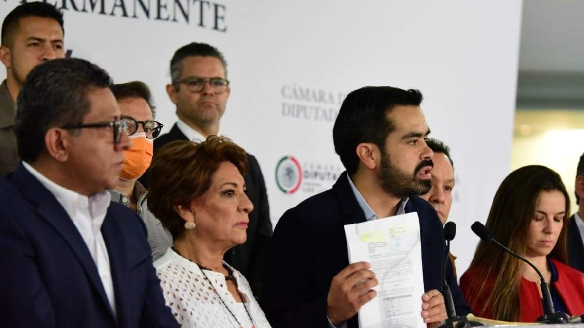 Jorge Álvarez Máynez con otros diputados de Movimiento Ciudadano