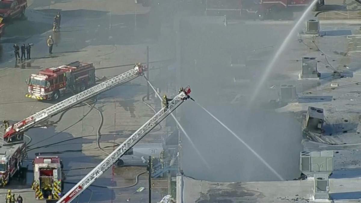 Bomberos tratando de apagar el incendio en el centro comercial Plaza Latina de Dallas