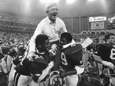 Muere Lou Holtz, figura del futbol americano universitario y campeón con Notre Dame en 1988