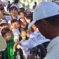 Tiger Woods practica su swing y convive con fans en la CDMX
