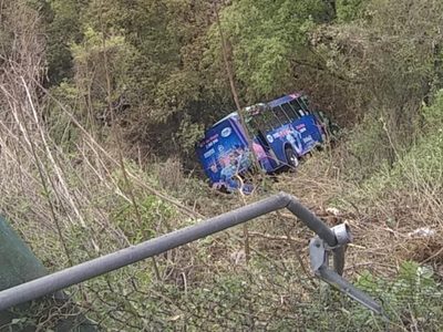 Autobús de pasajeros cae a un barranco en Cuajimalpa; hay 19 heridos