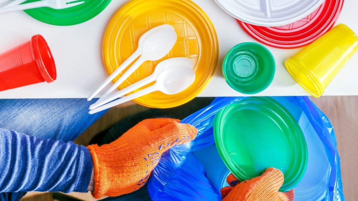 Desde hoy rige la prohibición a comercios de la entrega de plásticos de un solo uso. Fuente: (Facebook)