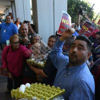 Arrojan huevos al Congreso de BC en protesta por alza al transporte público en Mexicali (Video)