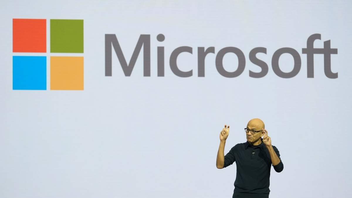 El director general de Microsoft, Satya Nadella, habla durante la conferencia Microsoft Ignite el 19 de noviembre de 2024 en Chicago