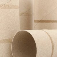Con rollos de papel higiénico y un poco de yute, hacé este divino organizador estilo Boho para el baño de casa