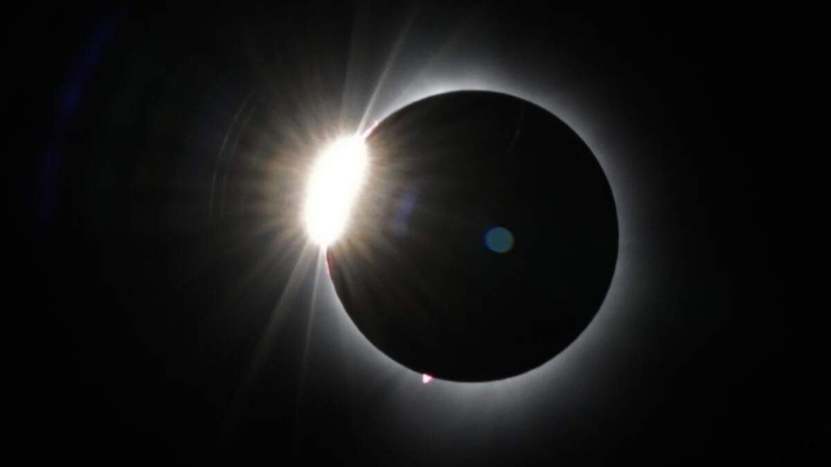 La Luna cubre el Sol casi por completo instantes antes de un eclipse solar total, visto desde la cumbre del monte Saddleback, el 8 de abril de 2024, cerca de Rangeley, Maine