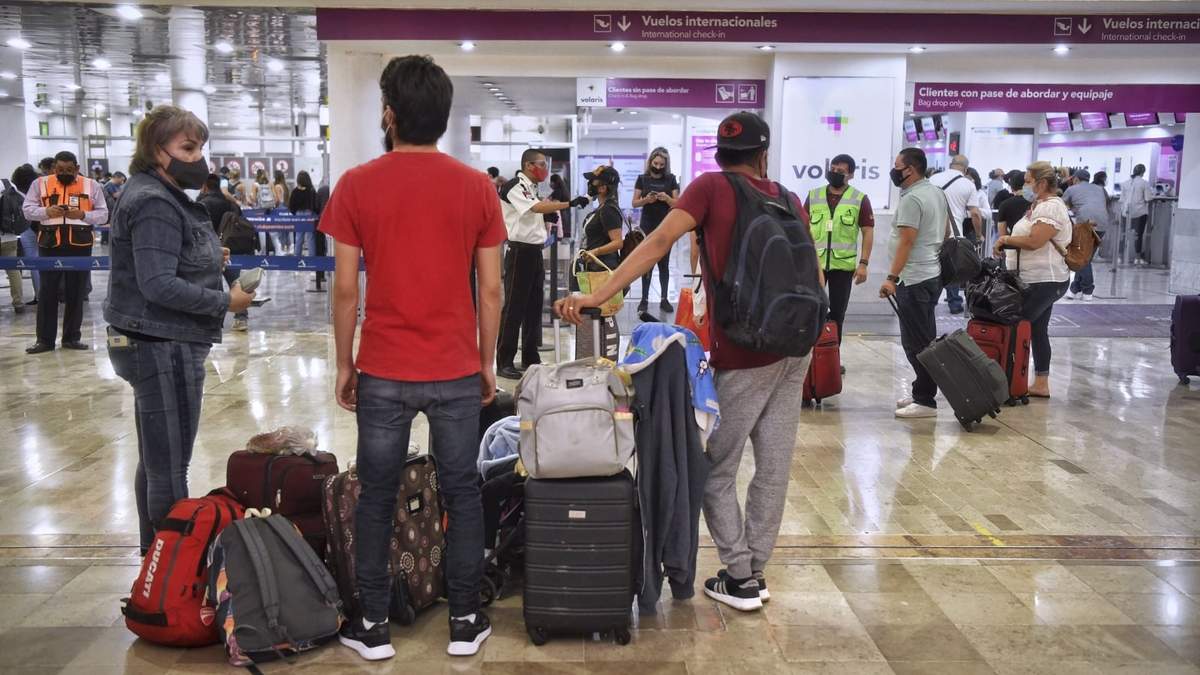 Viajeros mexicanos en el AICM