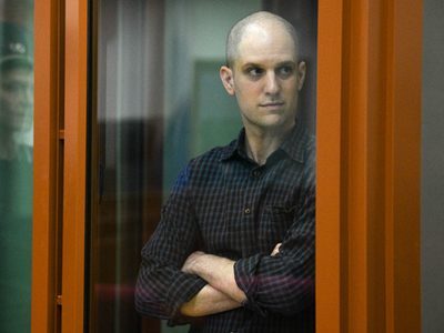 Rusia sentencia a reportero de EU por espionaje tras juicio visto como políticamente motivado