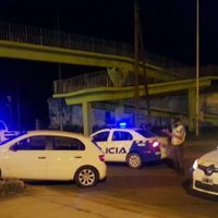 En Centenario: un conductor huyó de un control policial y se chocó una rotonda
