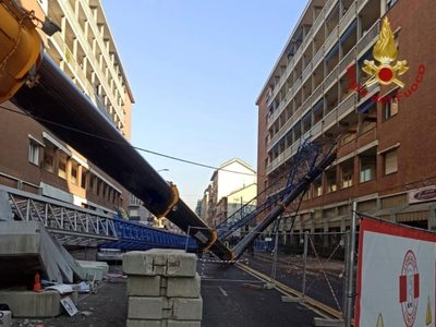 Al menos tres muertos por el colapso de dos grúas en Italia