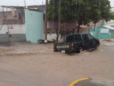 Hombre desaparece al caer en alcantarilla sin tapa durante las intensas lluvias en Chiapas