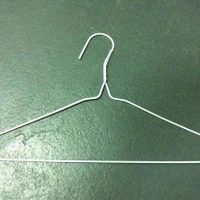 Con 1 percha de metal vieja y unos broches para tender la ropa: mirá este truco para colgar medias
