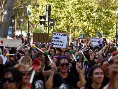 8M: Miles de mujeres colmaron las calles neuquinas bajo el lema “la deuda es con nosotras”