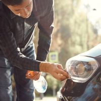 Cuidá tu bolsillo: el truco viral para limpiar las ópticas de tu auto en minutos y sin arruinarlas