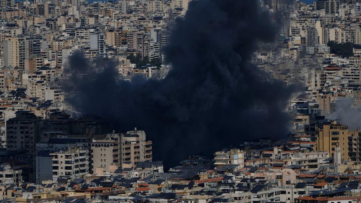 El humo se eleva tras un ataque aéreo israelí en Dahiyeh, un suburbio al sur de Beirut, Líbano, el lunes 9 de marzo de 2026