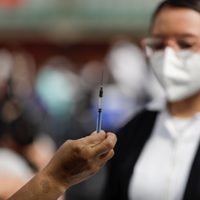 Un hombre se vacunó 217 veces contra el covid-19; esto fue lo que le pasó