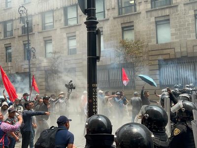 Policías frenan paso de integrantes de la CNTE que intentaban llegar al Zócalo capitalino