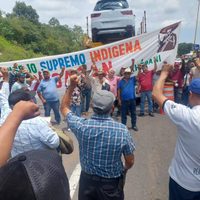 Comunidades indígenas bloquean seis carreteras en Michoacán