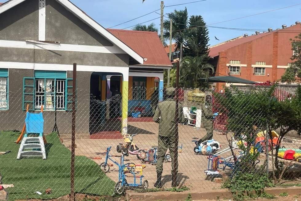 Agentes de la policía ugandesa permanecen en el lugar del crimen tras el ataque con machete perpetrado por un hombre que asesinó a cuatro niños en la guardería Gaba Early Childhood Development Program en Kampala, Uganda, el jueves 2 de abril de 2026.