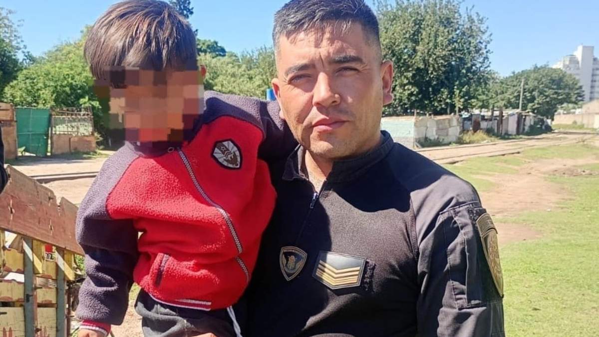 Un policía salvó a un niño de tres años de ser arrollado por un tren