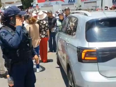 Morenistas acusan que panista les aventó su camioneta previo a mitin de Delfina Gómez