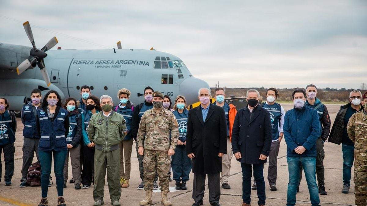 El canciller, Felipe Solá y el ministro de Defensa, Jorge Taiana, junto a los voluntarios que irán a Haití. Fuente: (Twitter)