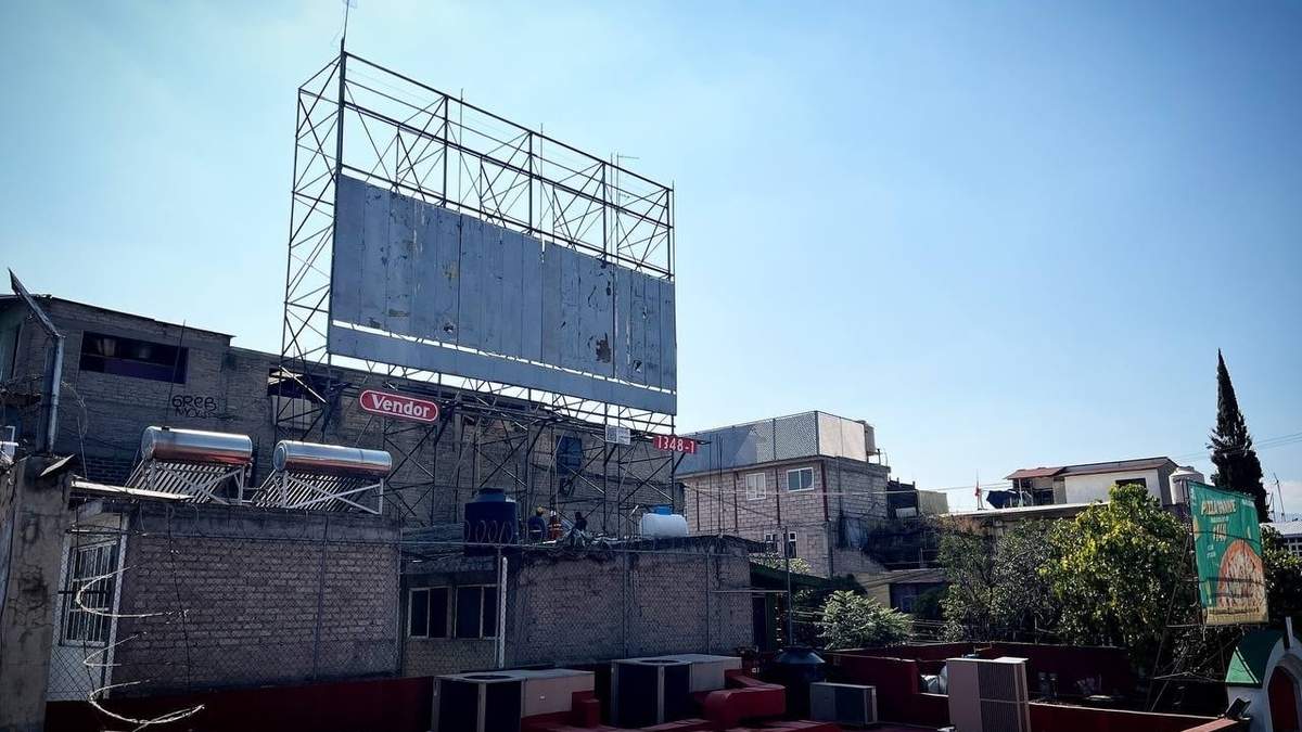 Sheinbaum llamó a las empresas a cumplir con el retiro de 455 espectaculares de azotea