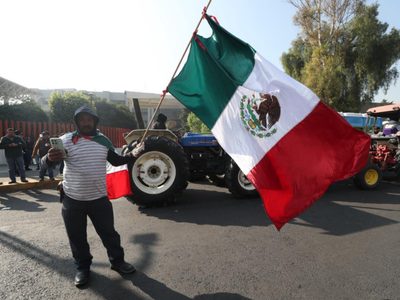 Con tractores, agricultores protestan en la Cámara de Diputados contra la Ley de Aguas