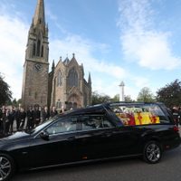 El féretro de Isabel II llega al Palacio de Holyrood de Edimburgo