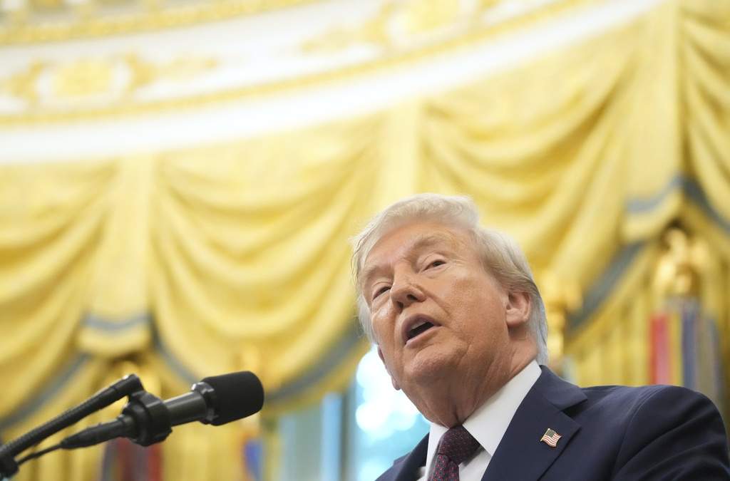 El presidente Donald Trump habla durante un evento sobre la reubicación de la sede del Comando Espacial de Estados Unidos, de Colorado a Alabama, en la Oficina Oval de la Casa Blanca, el martes 2 de septiembre de 2025, en Washington