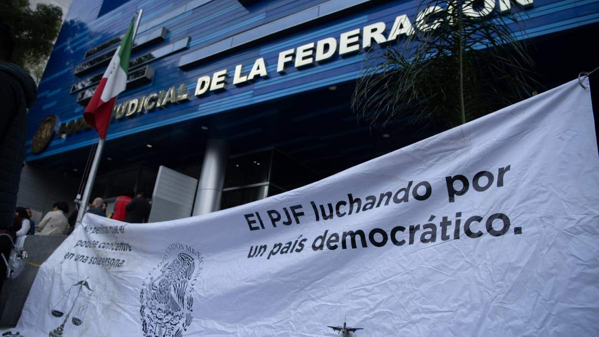 Trabajadores del Poder Judicial de la Federación se manifiestan en la sede de avenida Revolución